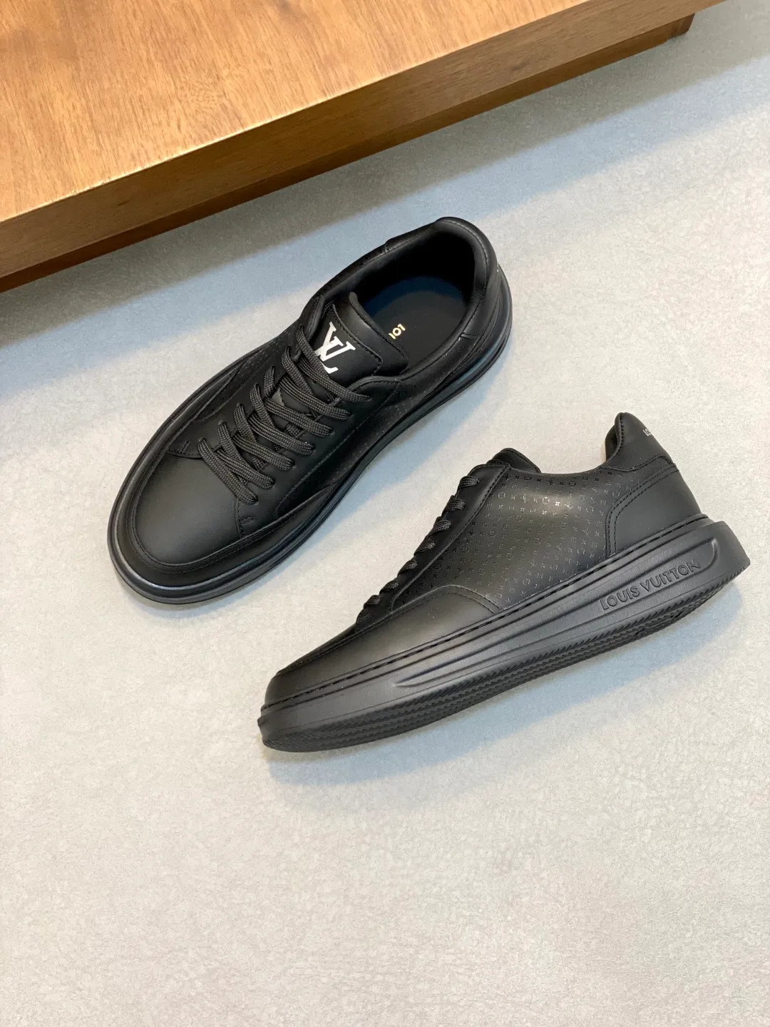 Factory price: 400💰LV🆕 New men's high-end casual sports shoes, using imported first-layer cowhide silk-screened brand lougou, original ultra-light men's shoes 💰u outsole, wear-resistant and comfortable, Monogram lougou embellished rubber outsole, breathable mesh lining, versatile classic style! Size: 38-44 (.45, 46 customized)